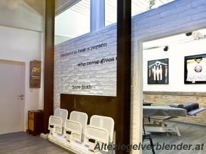 Weiss gemalt Ziegelriemchen-Wand